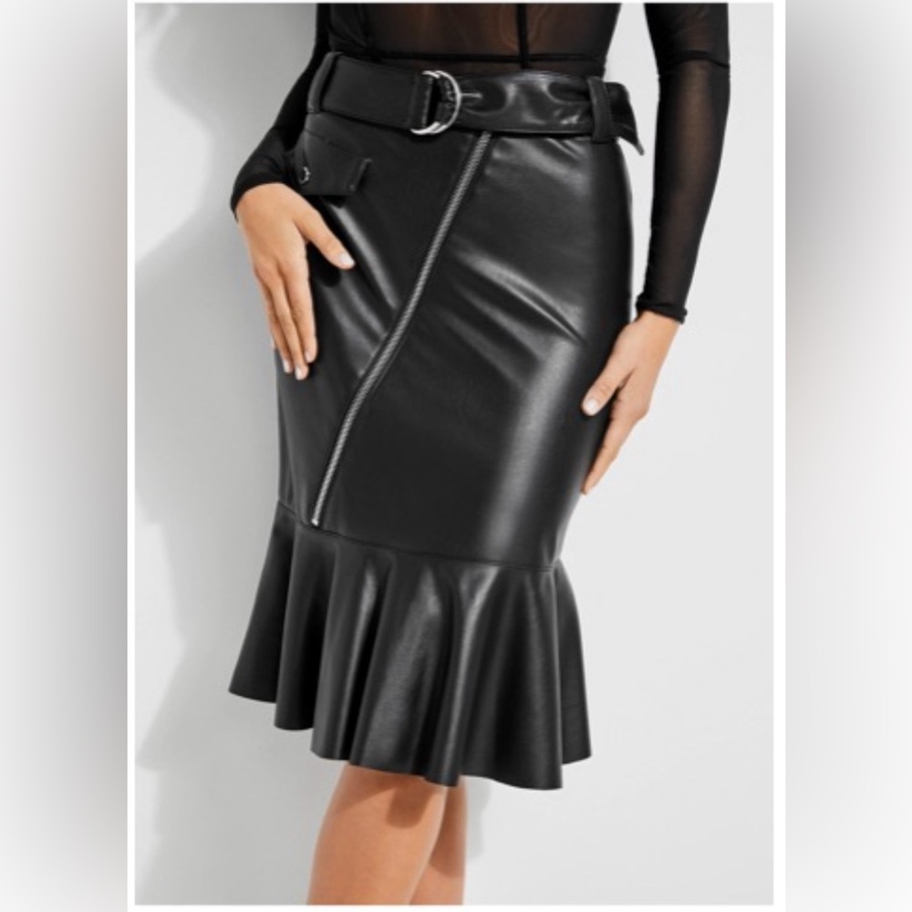 NWT Guess woman’s leather skirt, Sz 26